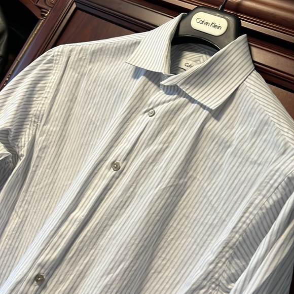 Calvin Klein Classic White with Light Gray Stripes Regular-Fit Dress Shirt! - Picture 3 of 9